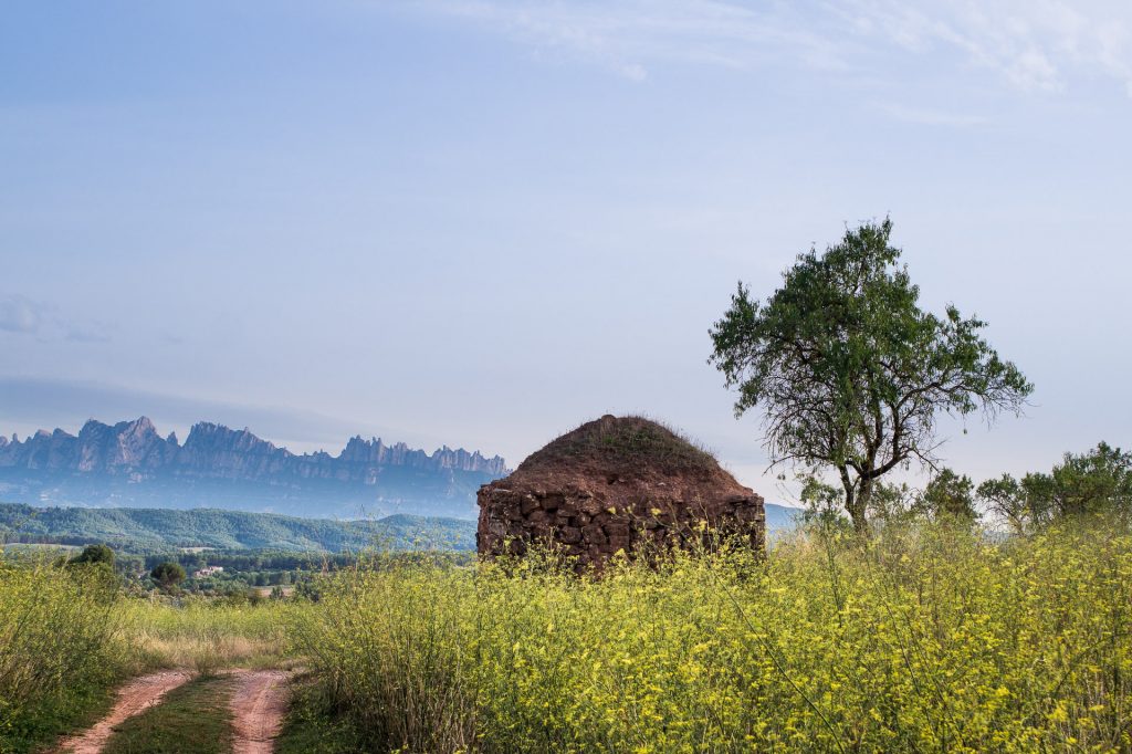 Cabanya amb panoramica de Montserrat @G.Portabella